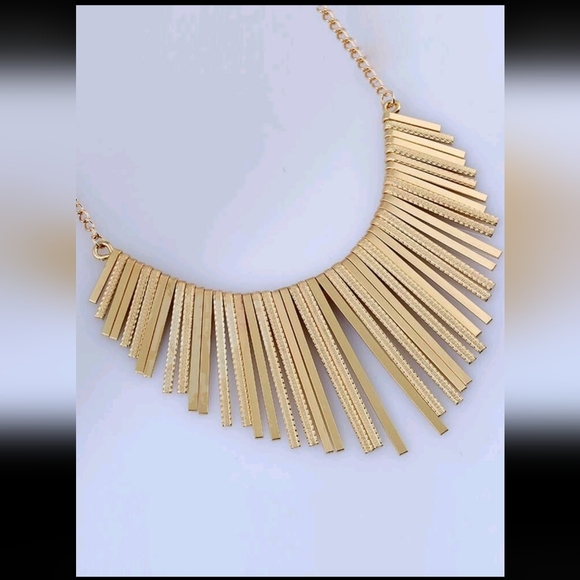Elegant Gold Necklace - Picture 7 of 9
